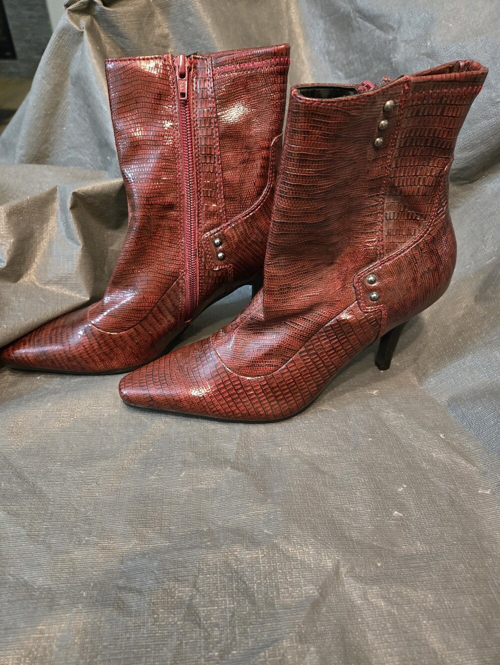 Roberto Vianni NWOT Burgundy Crocodile Embossed Pointed Toe Boot Side Zipper